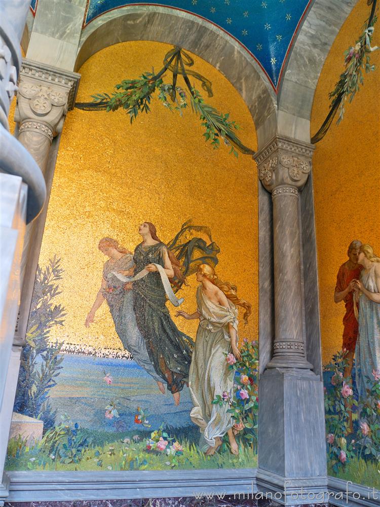 Milano - Mosaici sulla parete interna sinistra della cripta di Casa Verdi